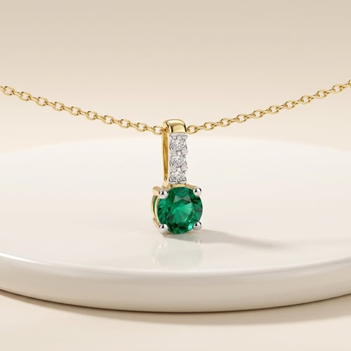 Silberne romantische Anhänger mit Smaragd und Lab Grown Diamanten Mai