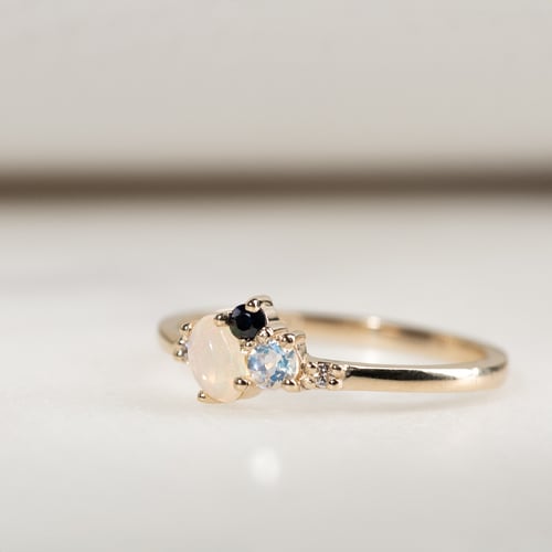 Cluster-Ring mit Opal, Saphir, Mondstein und Diamanten Elsa