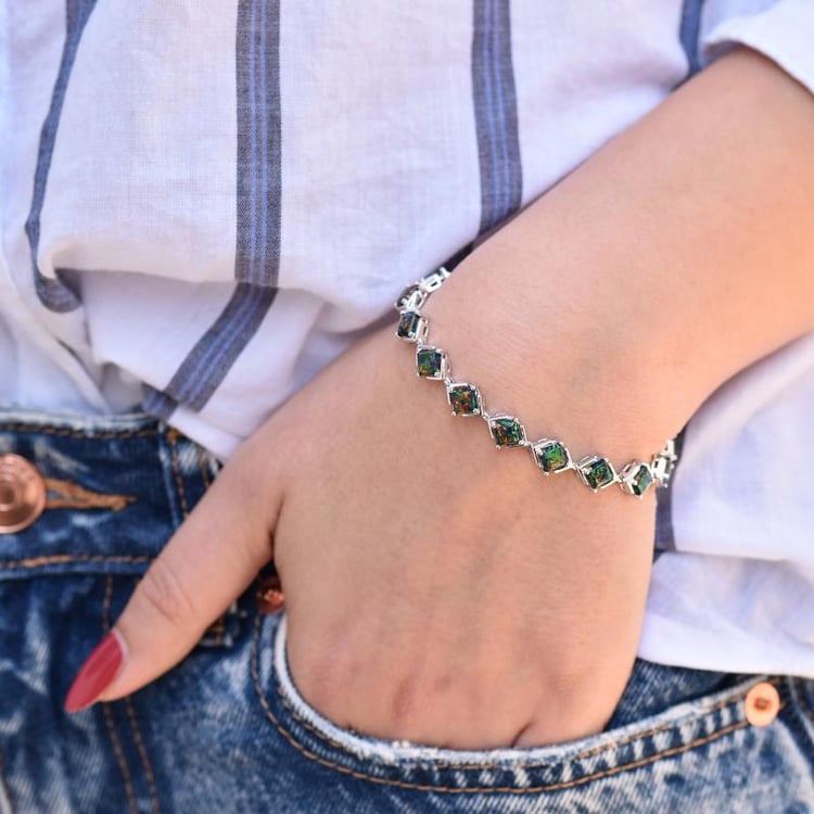 Opalen Silberarmband auf dem Arm 30422