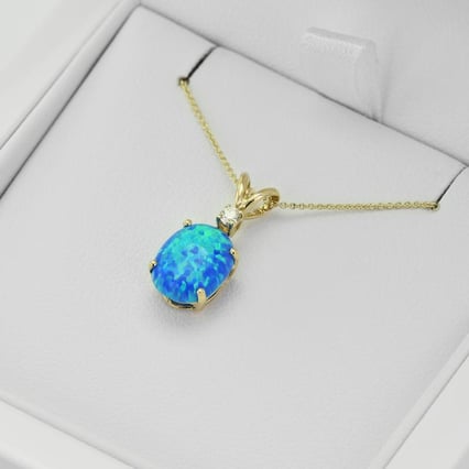 Goldener Anhänger mit blauem Opal und Diamant Rafiah