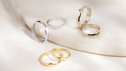 Entdecken Sie Hazelnut Gold: der warme Farbton, der Sie verzaubern wird