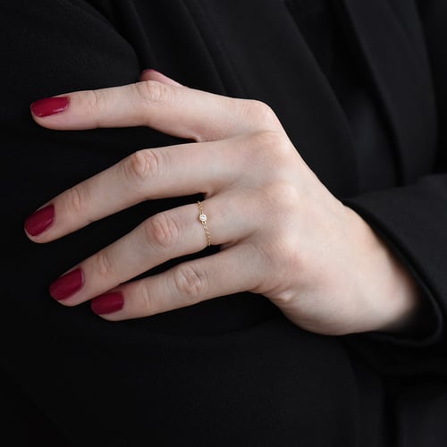 Minimalistischer Kettenring mit einem Diamanten Jalo