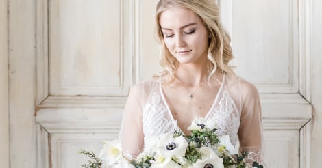 Wie man Schmuck zum Hochzeitskleid auswählt