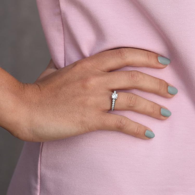 Platin Verlobungsring mit Diamanten auf dem Hand 47581