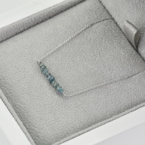 Goldarmand mit blauen ungeschnittenen Diamanten Wiul