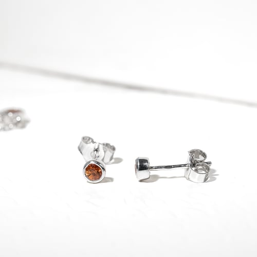 Minimalistische Ohrstecker mit Padparadscha Saphiren in Bezelfassung Tofine