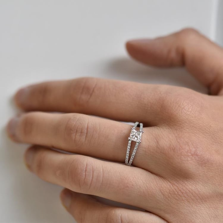 Verlobungsring mit Prinzess-Diamant und Seitendiamanten Fia 27108