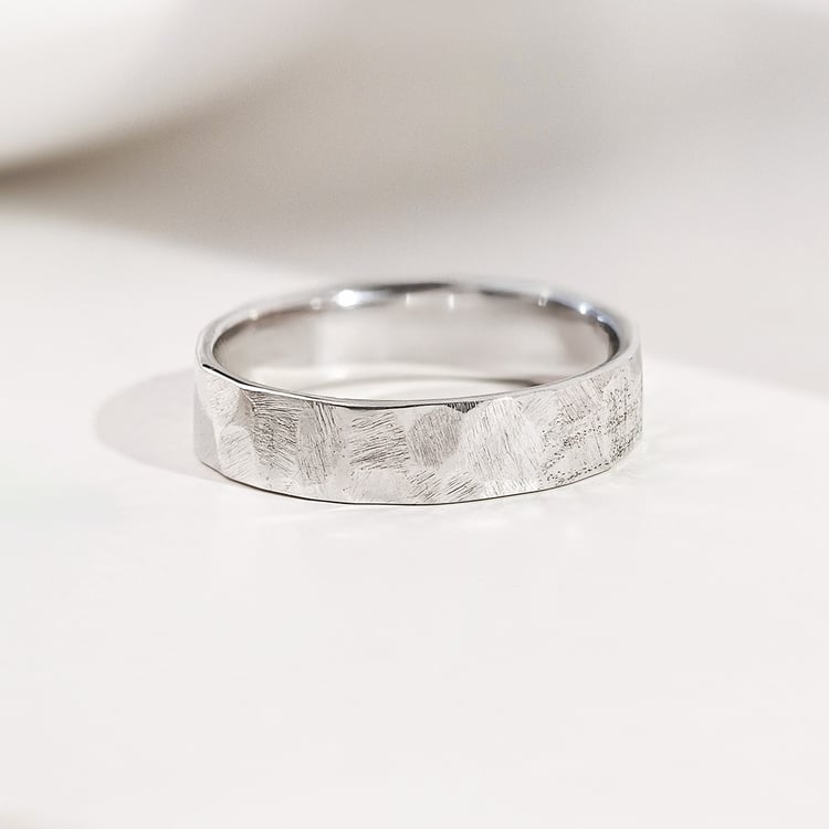 Gehämmerte Trauringe aus Platin Laqen 157867