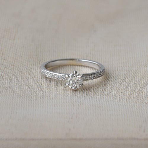 Verlobungsring aus Gold mit Diamant im Solitär-Pave Stil Vanan
