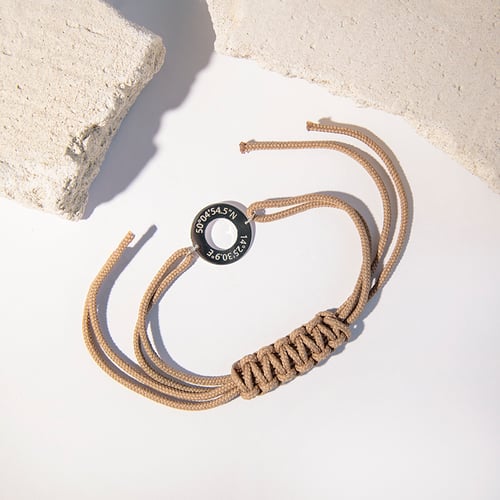 Silbernes String-Armband für Herren mit gravierten Wunschkoordinaten Conan