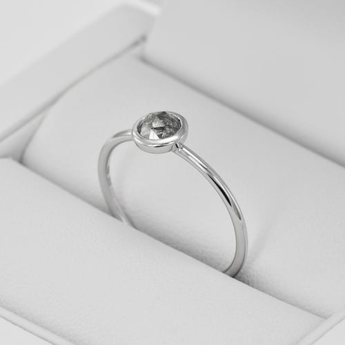 Ring mit Salt and Pepper Diamant Fermie