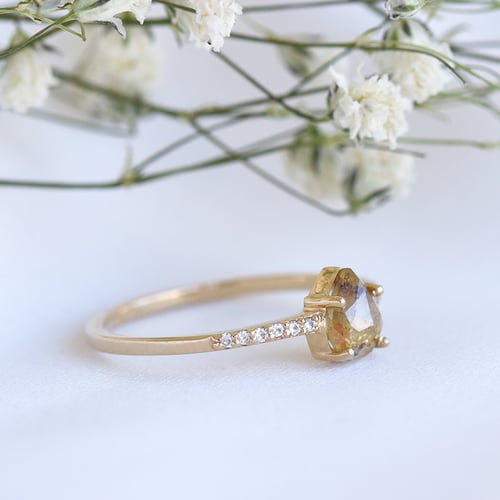 Perfekter Verlobungsring mit gelbem Pear Diamant Natela