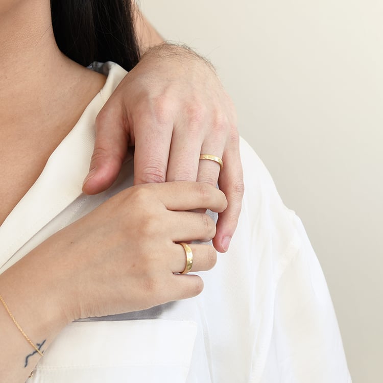 Eheringe mit von Hand gravierten Wellen und Diamanten Laurien 118346