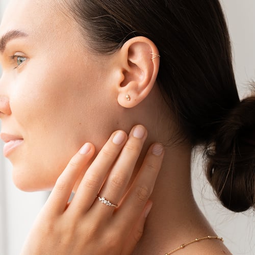 Goldene Ohrstecker mit Perlen und Lab Grown Diamanten Clarice