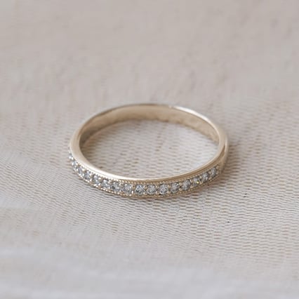 Eternity-Ring mit Lab Grown Diamanten aus Haselnussgold Minke