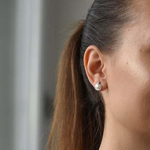 Silberne Ohrringe mit Perlen und Zirkonia Hald