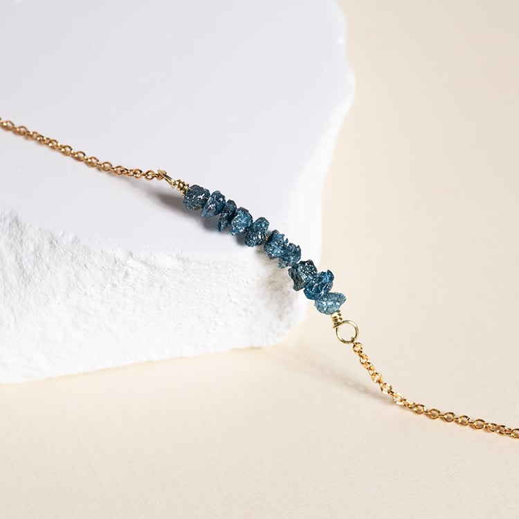 Goldener Choker mit blauen ungeschliffenen Diamanten Inaku 149621