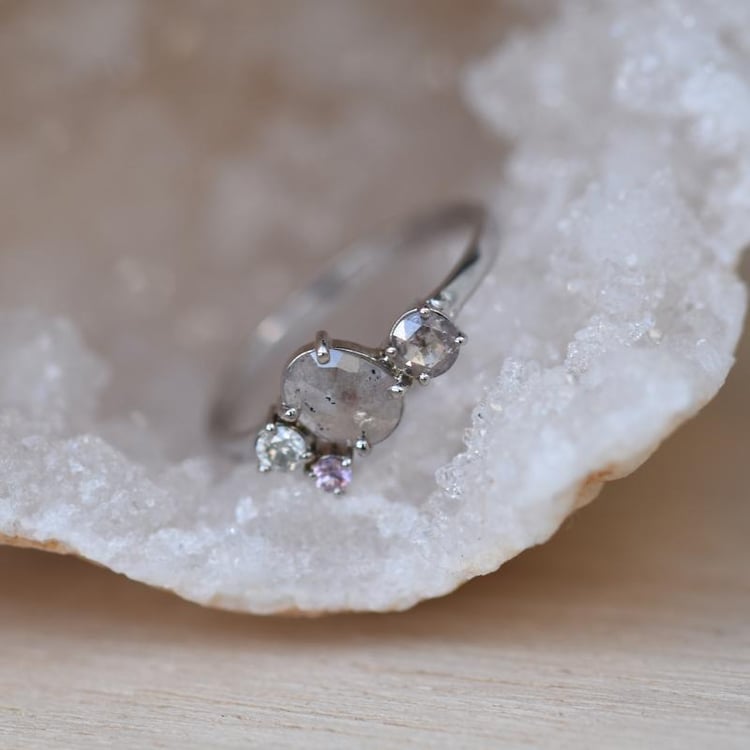 Cluster-Ring mit Salt and Pepper Diamanten und Saphir Gauma 48985