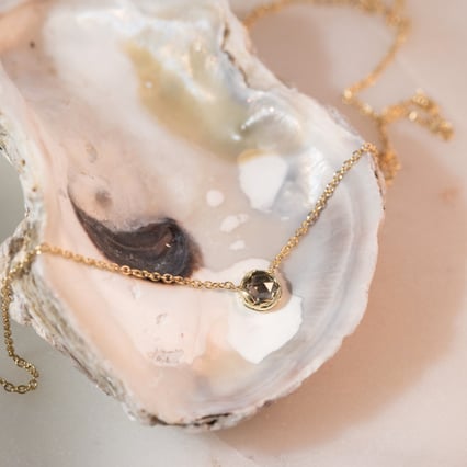 Minimalistische Kette mit einem Salt and Pepper Diamanten Ameera