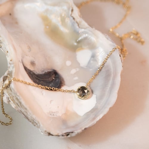 Minimalistische Kette mit einem Salt and Pepper Diamanten Ameera