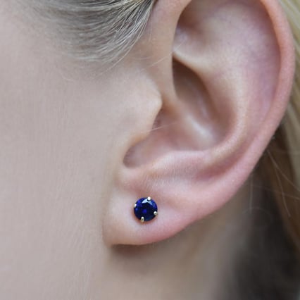 Goldene Ohrstecker mit Saphiren Zagiri