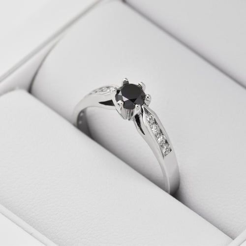 Verlobungsring mit schwarzem Diamant Mita