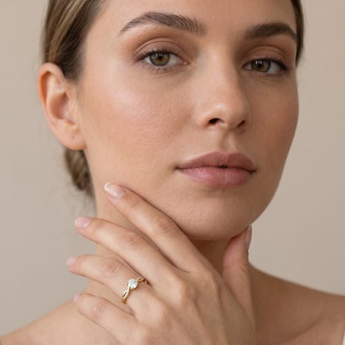 Verlobungsring mit seitlichen Diamanten und Lab Grown Diamant Aliye
