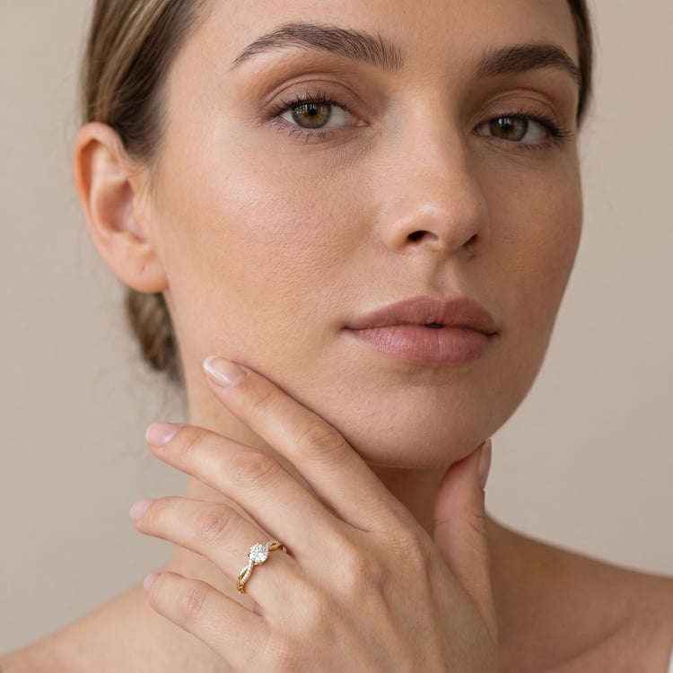 Verlobungsring mit seitlichen Diamanten und Lab Grown Diamant Aliye 167650
