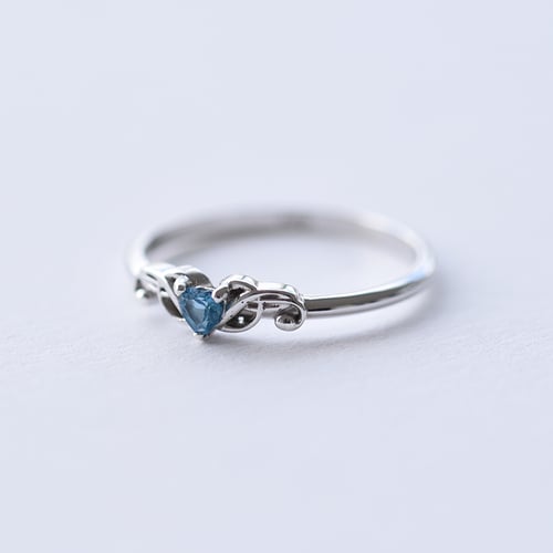 Ring mit herzförmigem Topas und Notenschlüssel Akant