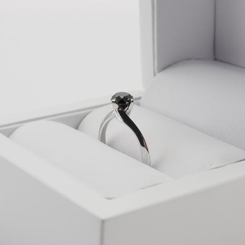 Verlobungsring mit schwarzem Diamant Nami