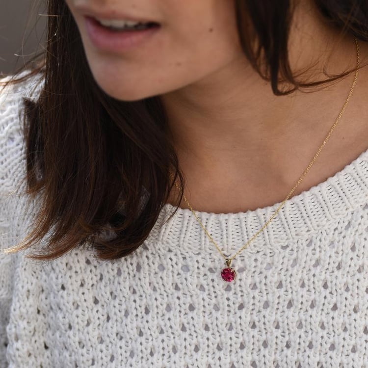 Halskette mit rundem Rubin auf dem Hals 47876