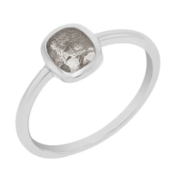 Ring mit einem Salt and Pepper Diamanten in Emerald-Form Christy