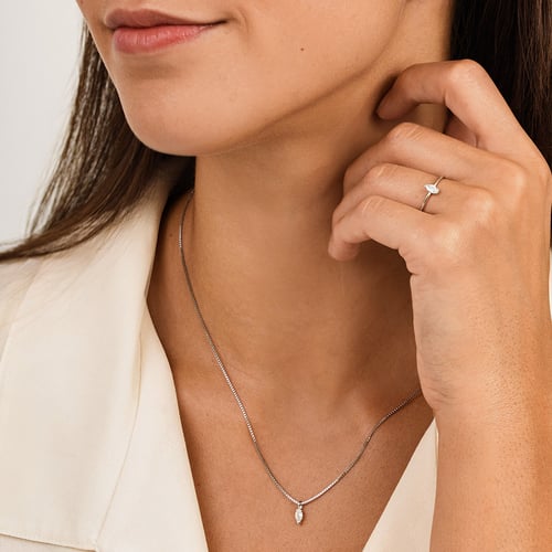 Minimalistischer Silberring mit einem Diamanten in Birnenform Valentin