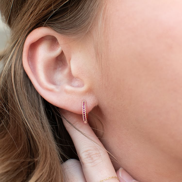 Elegante runde Ohrringe mit Rubinen Gomati 135894