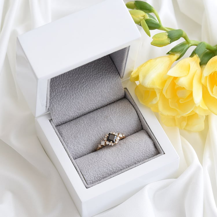 Perfekter Ring mit schwarzem Diamanten und Moissaniten Medrie 82394