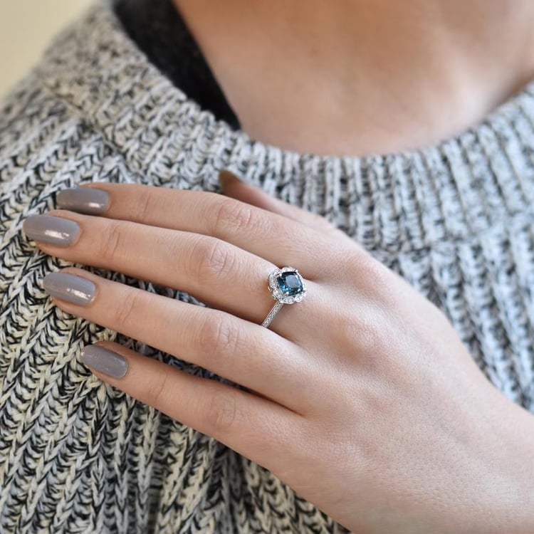 Goldener Vintagering mit blauem Topas und Diamanten Antonella 37860