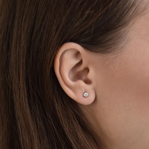 Silberne Ohrstecker mit Diamanten in Bezelfassung Tofine