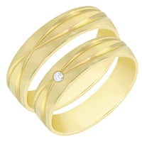 Eleganter goldener Ehering mit Diamant Carlo