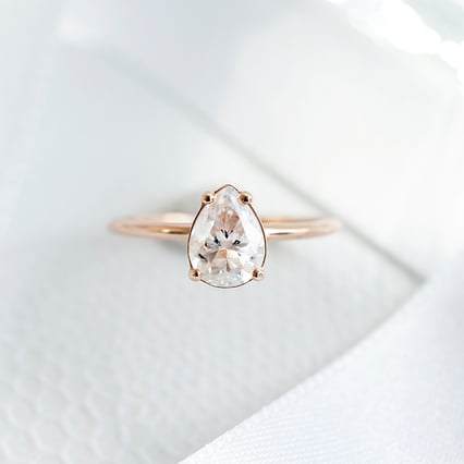 Verlobungsring mit einem Moissaniten in Pear-Form mit Auswahl der Größe North