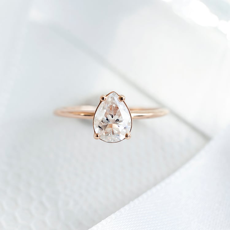 Verlobungsring mit einem Moissaniten in Pear-Form mit Auswahl der Größe North 110241