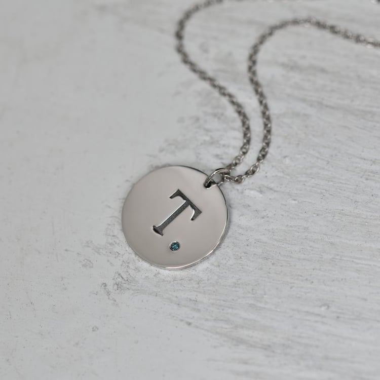 Anhänger aus Platin mit blauem Diamanten und graviertem Buchstaben Sager 70421