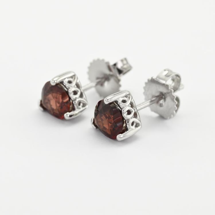 Silberne Ohrringe mit Granat Herzen 46844