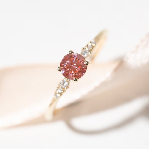 Verlobungsring mit zertifiziertem fancy rosa Lab Grown Diamanten Amity