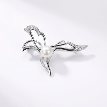 Silberne Brosche mit weißer Perle und Zirkonia Carcy