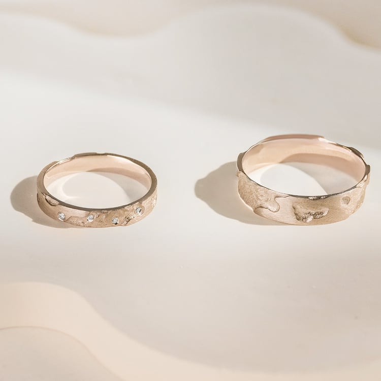 Goldene Eheringe mit von Hand gravierter Oberfläche Cley 163750