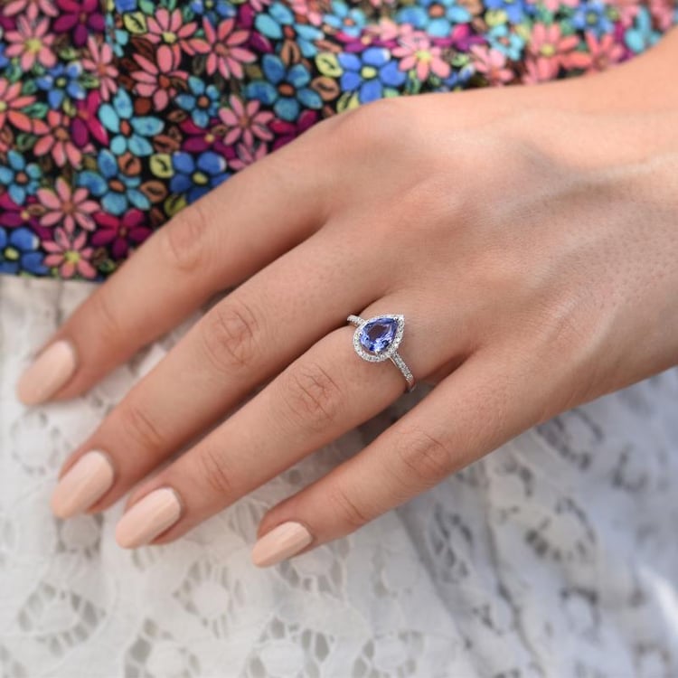 Finger mit Diamantring und Tansanit 1994