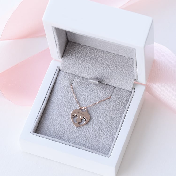 Silberner Anhänger mit Kinderfüßchen, einem Diamanten und Gravur Olivia 103379