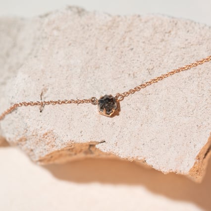 Kette mit einem Salt and Pepper Diamanten Mejia