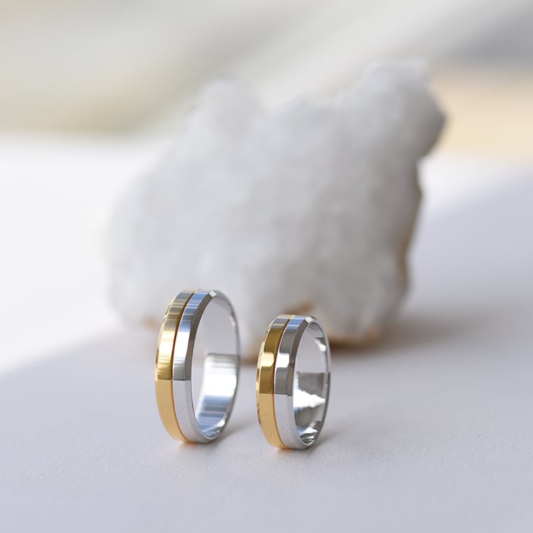 Zweifarbige flache Trauringe mit abgeschrägten Kanten Nanskia 61378