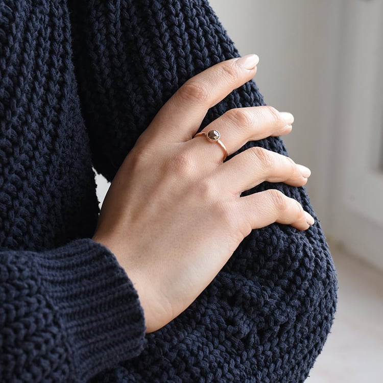 Minimalistischer Goldring mit braunem 1kt Diamant Kissa 74679